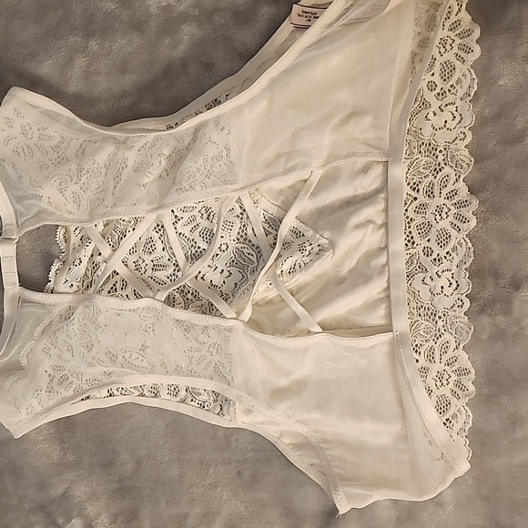 Women's cream medium Victoria secret Bralette/ bra/ top/ intimates - Picture 2 of 3